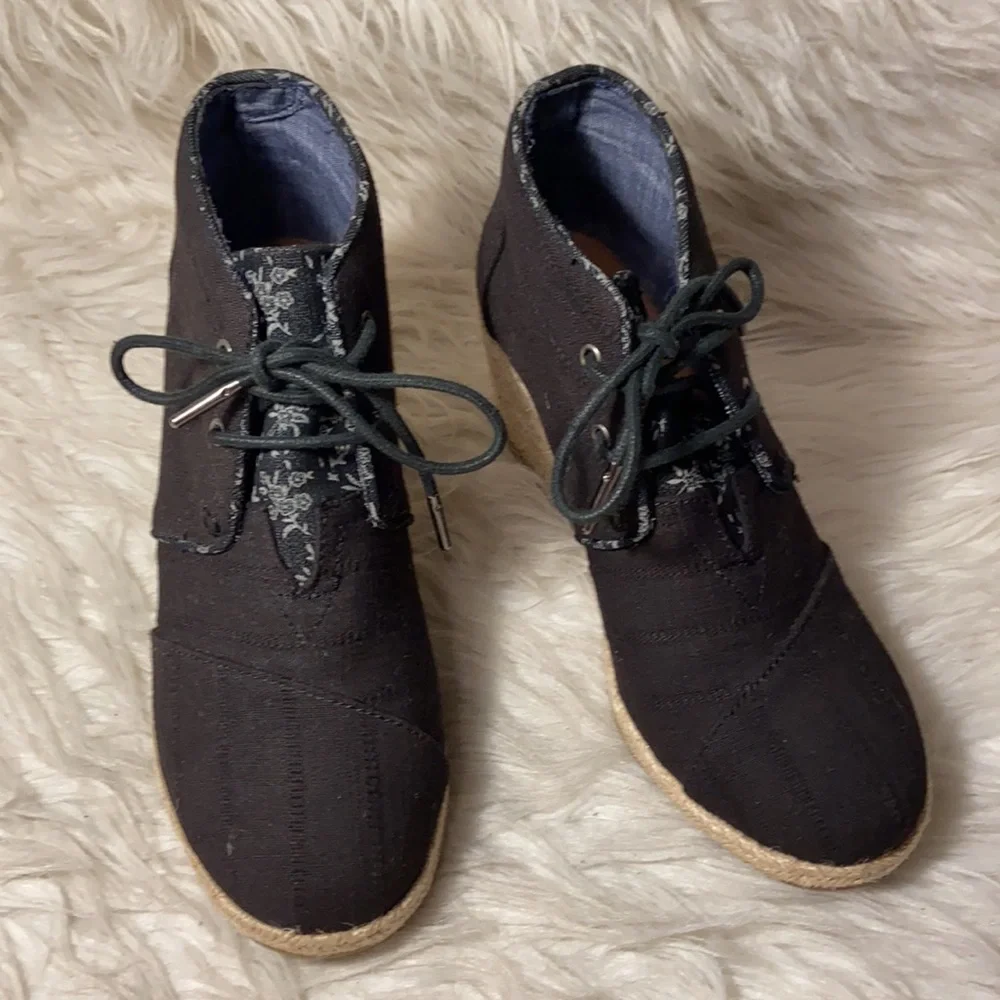 Tom's Black Wedge Lace-up Booties sz 7